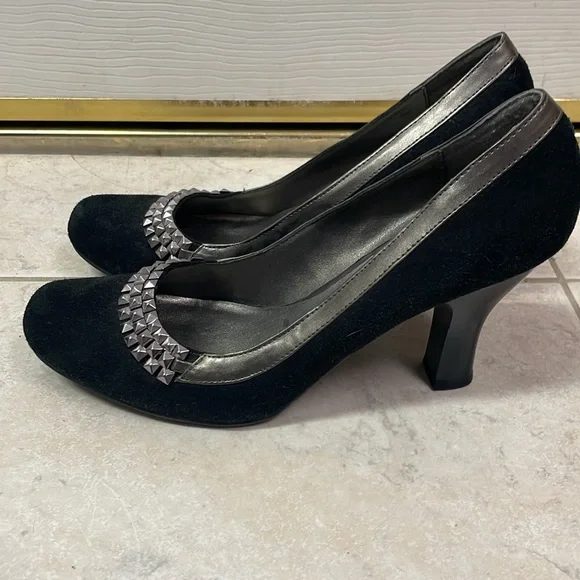 Reaction by Kenneth Cole heels. Size 8.5 like new! - Picture 2 of 3